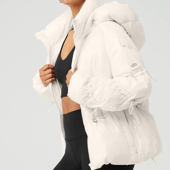 ALO Yoga Jackets & Blazers - Alo Yoga Stunner Puffer Jacket in Ivory